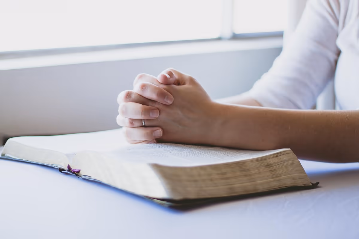 Oração para a Ansiedade: Buscando a Paz em Deus